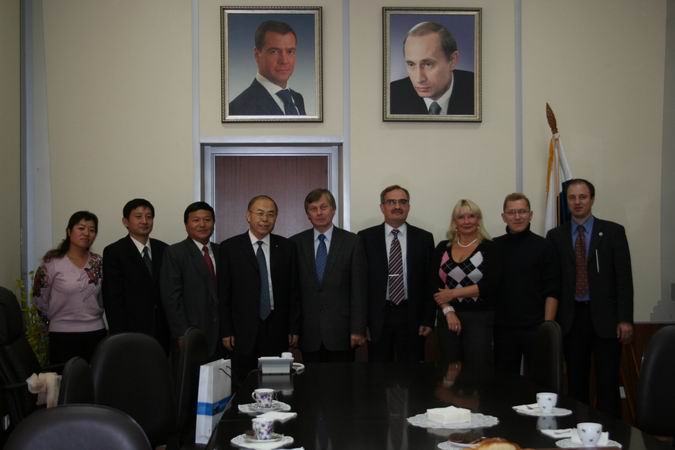 我校代表团与莫斯科师大领导及外办人员合影